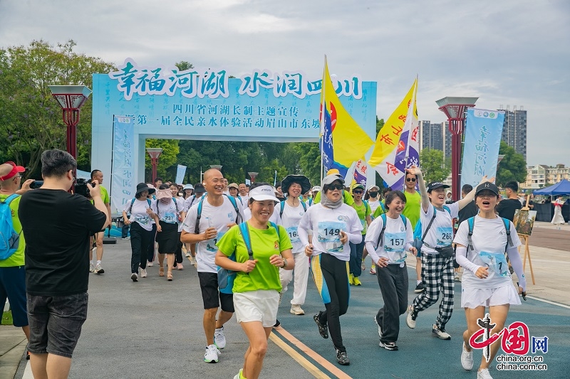 Meishan:,More Than 300 People Got Close to the Water to Feel“Happiness in Rivers and Lakes”