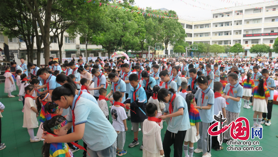 綿陽市安州區(qū)黃土鎮(zhèn)小學大隊部舉行六一新少先隊員入隊儀式