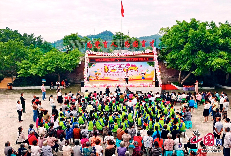 自貢市榮縣樂德鎮李晏小學聯合幼兒園舉辦慶“六一”文藝匯演