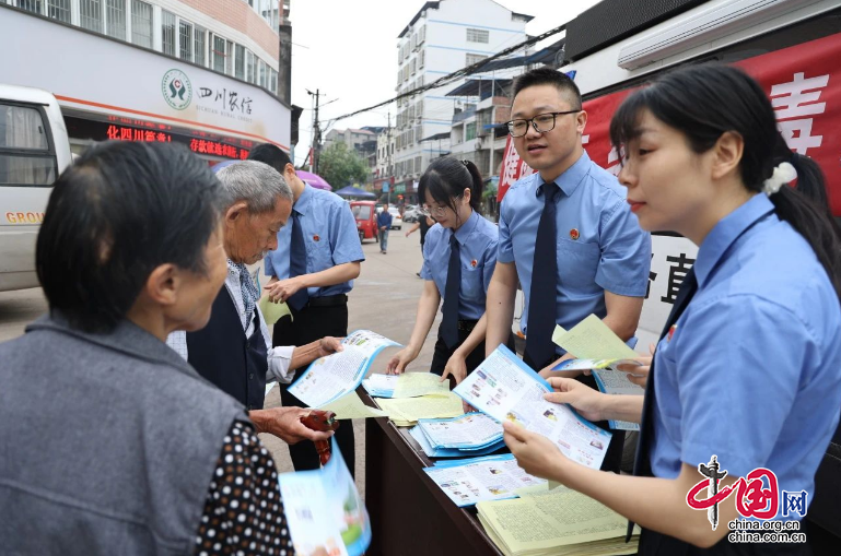 四川南充營山檢察干警開展“擺攤式”禁毒宣傳