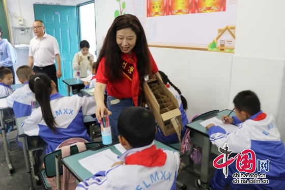 江油市二郎庙小学举办“诗城有爱，幸福童年”关爱活动