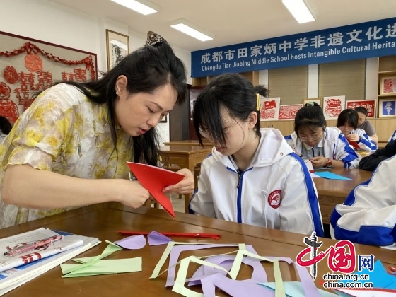 成都市田家炳中学举行“非遗进校园”活动，弘扬传统文化