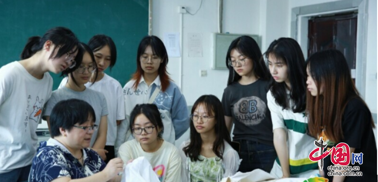 走近“扎染” 川北醫學院開展“中華經典文化實訓課”