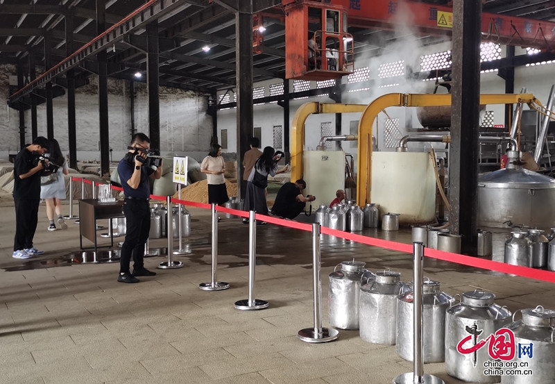 媒體採訪團走進四川綿竹  探尋白酒産業新質生産力