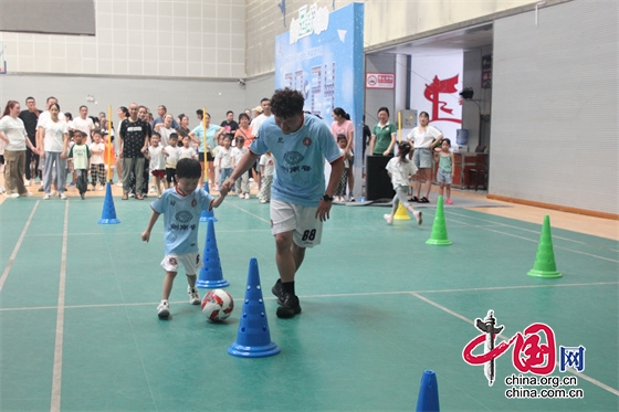 綿陽市安州區青少年活動中心附屬幼兒園舉行親子足球活動