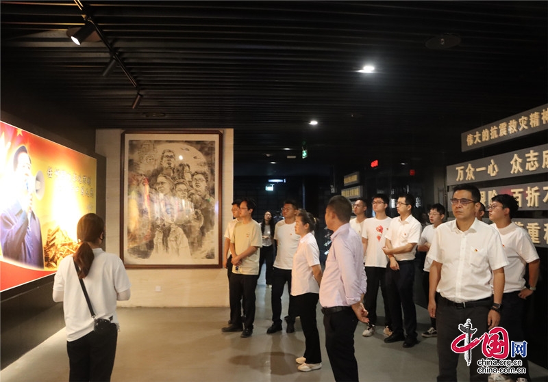 凝聚奮進力量  中國十九冶黨員幹部參觀漢旺地震遺址公園