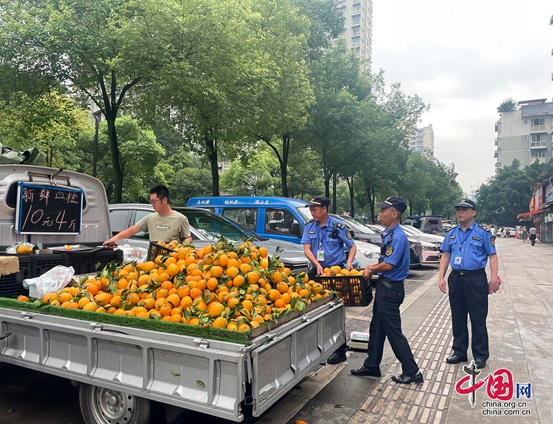 自貢市大安區(qū)綜合行政執(zhí)法局開展便民臨時攤位專項整治行動