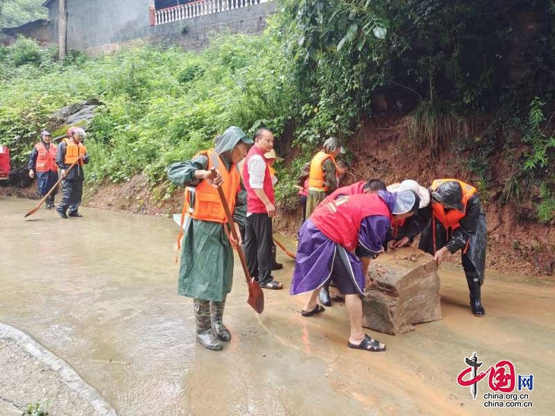 劍閣縣白龍鎮(zhèn)：黨員干部齊上陣雨后排危保安全