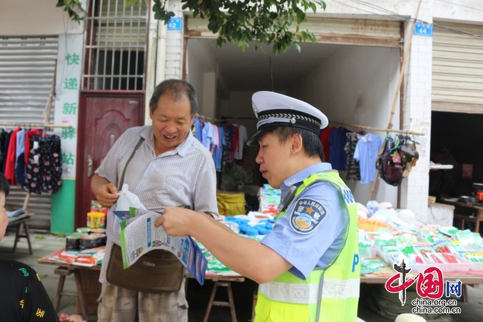 蓬溪交警開(kāi)展夏季“進(jìn)城務(wù)工人員”交通安全宣傳