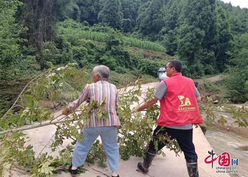 劍閣縣龍源鎮(zhèn)：雨后道路清理忙 干群齊力保通暢