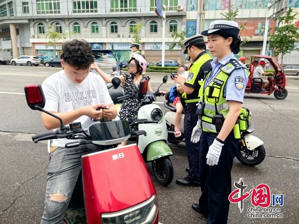 大英交警開展群眾最期盼改進(jìn)的10件事之縣城區(qū)校園周邊交通秩序混亂、人車混流集中整治工作