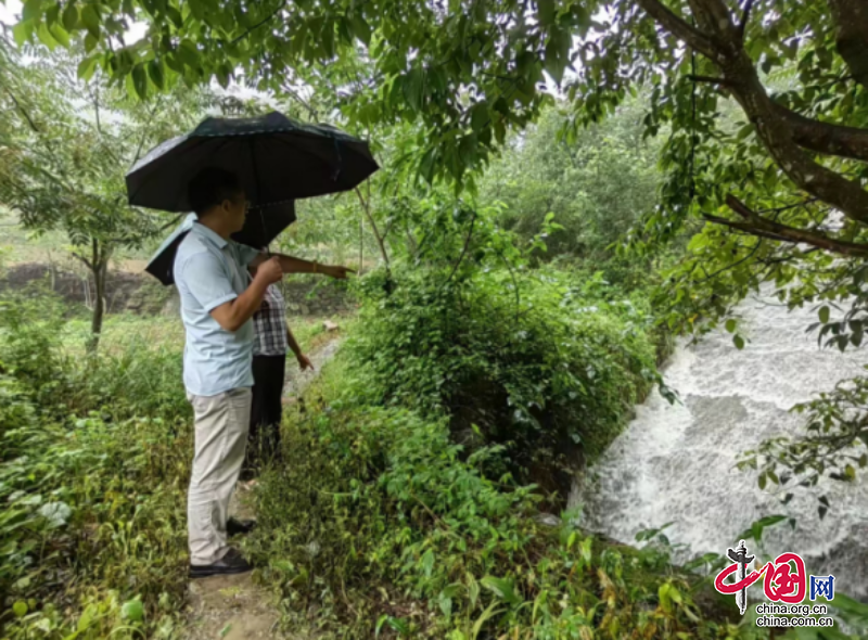 雨中堅守 全力守護村民安全