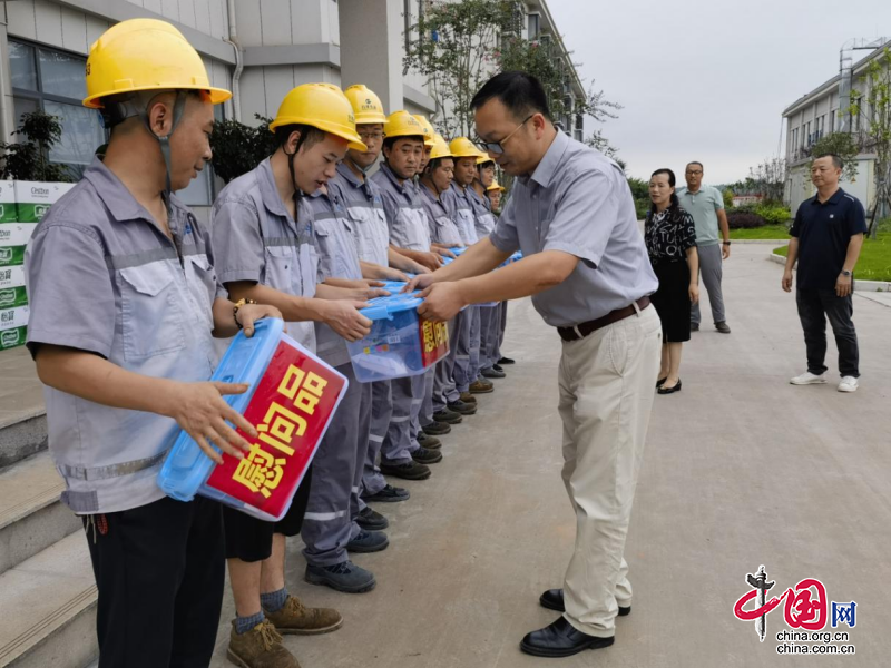 高溫送清涼 關懷沁人心——犍為縣委常委、縣總工會主席周武民走訪慰問高溫一線勞動者