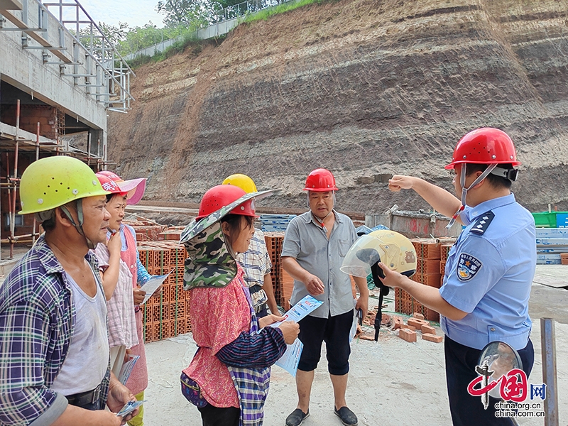 自貢市榮縣公安交警積極開展交通安全宣傳活動