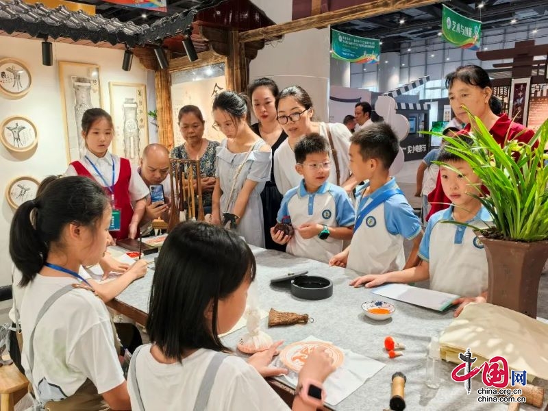 宜賓市建國實驗小學傳拓藝術工作坊閃耀四川藝術節