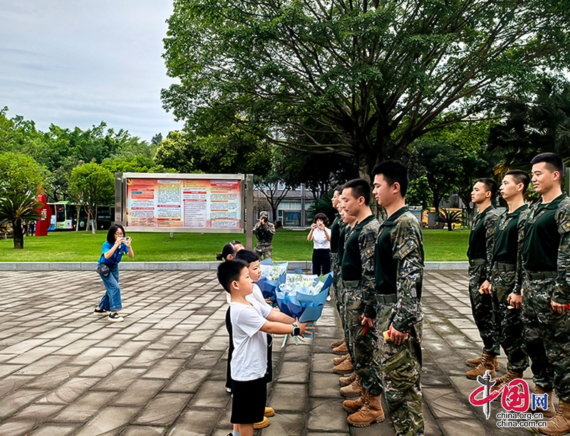 自貢高新區(qū)舉辦“八一”軍民團結(jié)慰問活動