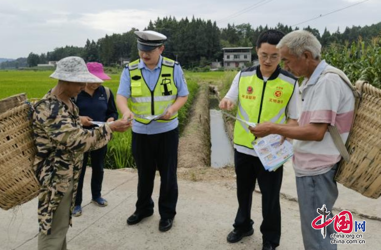 南充閬中公安交警：組織農村交通安全勸導員“進村入戶”送安全