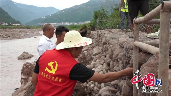 漢源縣富莊鎮(zhèn)：黨員群眾齊上陣 共繪防汛“同心圓”