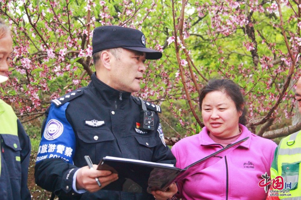 成都新津公安一村一警绘就基层基础治理好枫景